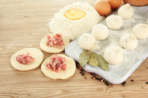 Gnocchi crudi, ingredienti e pasta, su tavola di legno — Foto Stock