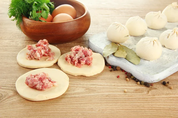 Albóndigas crudas, ingredientes y masa, sobre mesa de madera — Foto de Stock