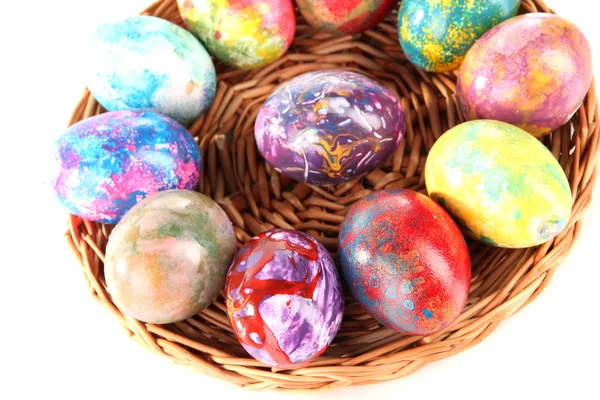 Krásné velikonoční vejce v proutěném koši izolované na bílém — Stock fotografie