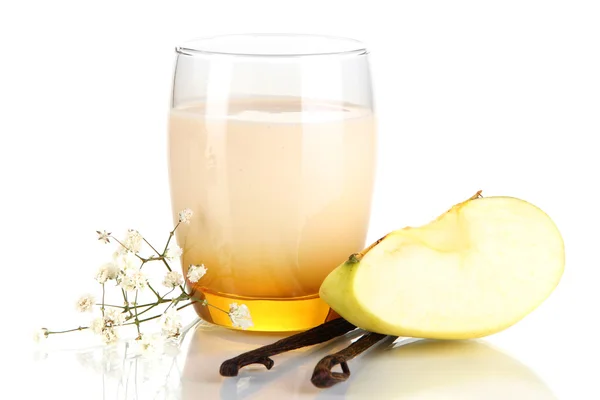 Iogurte delicioso em vidro com maçã isolada em branco — Fotografia de Stock