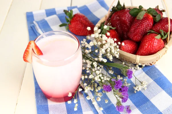 Lahodný jahodový jogurt ve skle na dřevěný stůl detail — Stock fotografie