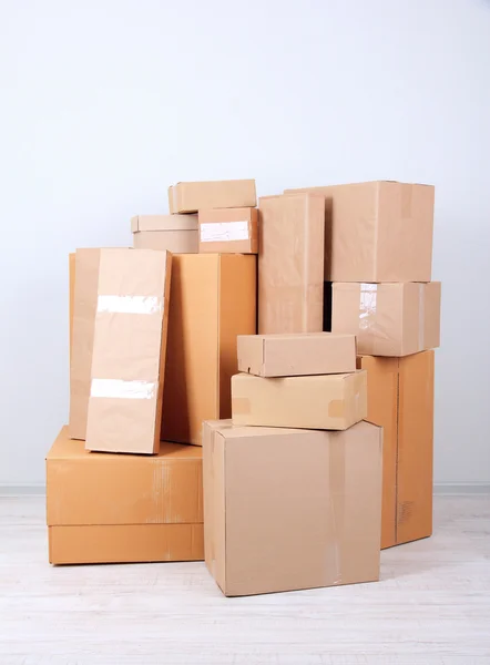 Cajas de cartón diferentes en la habitación — Foto de Stock