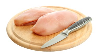 çiğ tavuk eti üzerinde beyaz izole kesme tahtası üzerinde