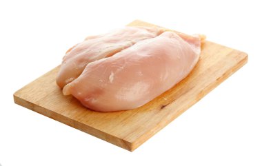 çiğ tavuk eti üzerinde beyaz izole kesme tahtası üzerinde