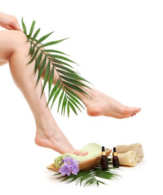 kadın ayakları üzerinde beyaz izole havlu - spa kavramı,