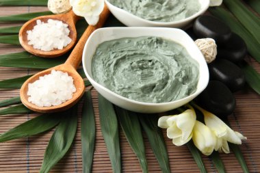 Bambu zemin üzerine spa uygulamaları için kozmetik kil ile kompozisyon