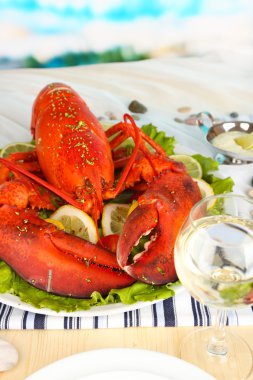 üzerinde tablo yakın çekim hizmet tabakta kırmızı ıstakoz