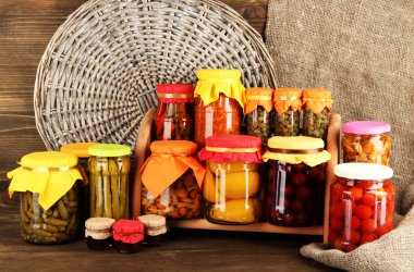 raf ahşap zemin üzerinde farklı korumaları