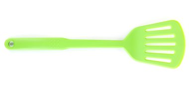 Yeşil plastik mutfak malzemesi üzerinde beyaz izole