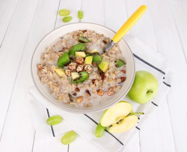 ahşap masa yakın çekim üzerinde meyve bir kase içinde yararlı yulaf ezmesi