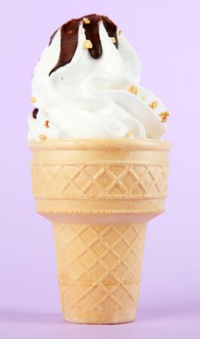 Mor zemin üzerine çikolata ile lezzetli dondurma