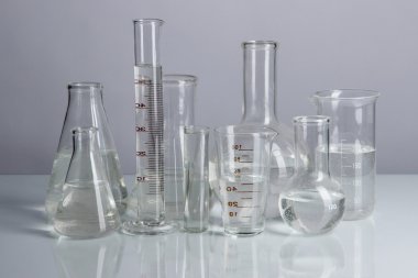 gri arka plan üzerinde test tüpleri