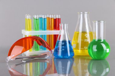 test tüpleri ile gri arka plan üzerinde renkli sıvı