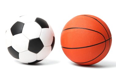 Basketbol ve futbol topları üzerinde beyaz izole