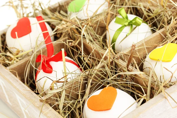 Ovos de Páscoa decorativos em cesta de madeira de perto — Fotografia de Stock