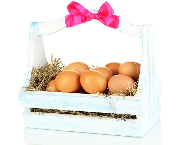 Velikonoční vejce v dřevěné koše izolovaných na bílém — Stock fotografie