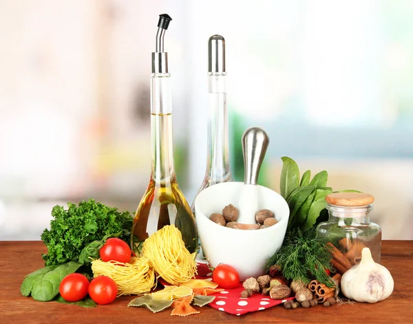Samenstelling van de mortel, pasta en groene kruiden, op lichte achtergrond — Stockfoto