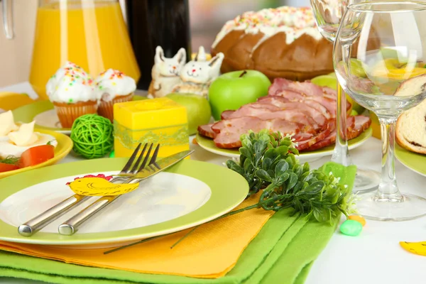 맛 있는 요리 클로즈업 부활절 테이블 제공 — 스톡 사진