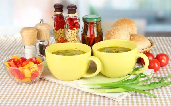 Sopa fragante en tazas en la mesa en la cocina —  Fotos de Stock