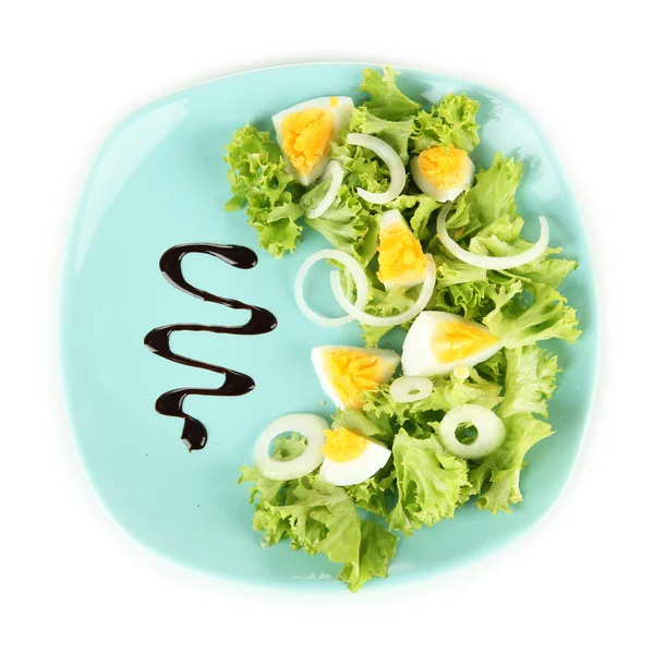 Świeża sałatka z jaj, liście sałaty i inne warzywa na kolor płyty, na białym tle — Zdjęcie stockowe