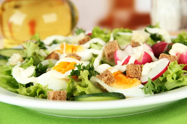 Friss vegyes saláta, tojás, saláta levelek és egyéb zöldségek, a világos háttér — Stock Fotó