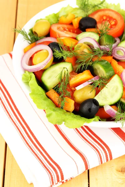 Verse salade in plaat op houten tafel — Stockfoto