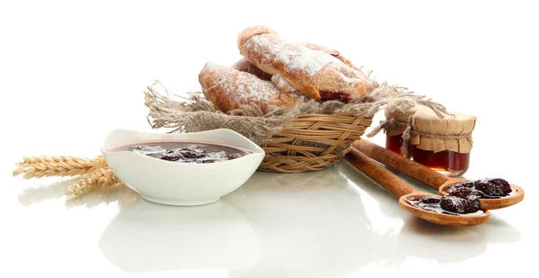 Prove croissants em cesta e geléia isolada no whit — Fotografia de Stock