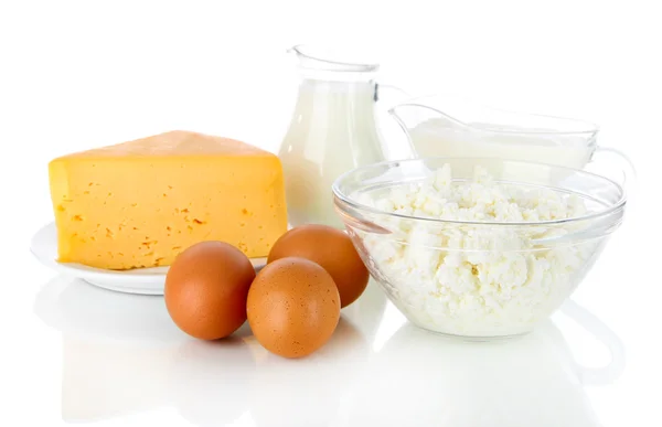 Prodotti lattiero-caseari e uova isolate su bianco — Foto Stock