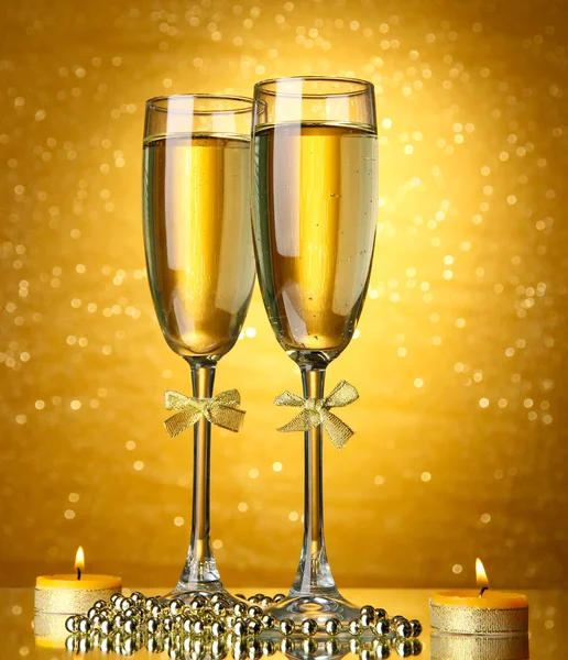 Two glasses of champagne on bright background with lights — Stock Photo, Image