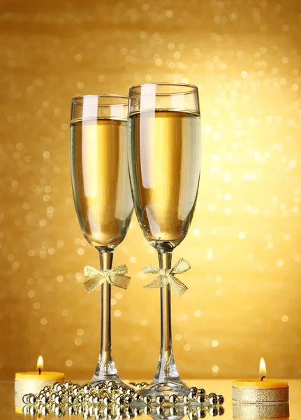 Two glasses of champagne on bright background with lights — Stock Photo, Image