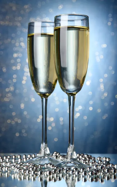 Two glasses of champagne on bright background with lights — Stock Photo, Image