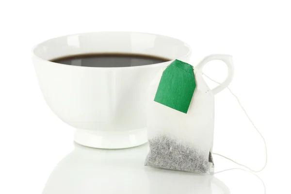 Tasse Tee mit Teebeutel isoliert auf weiß. — Stockfoto