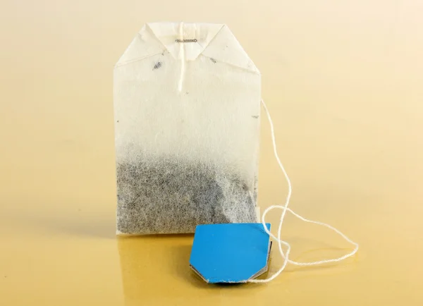 Tea bag a sárga háttér — Stock Fotó