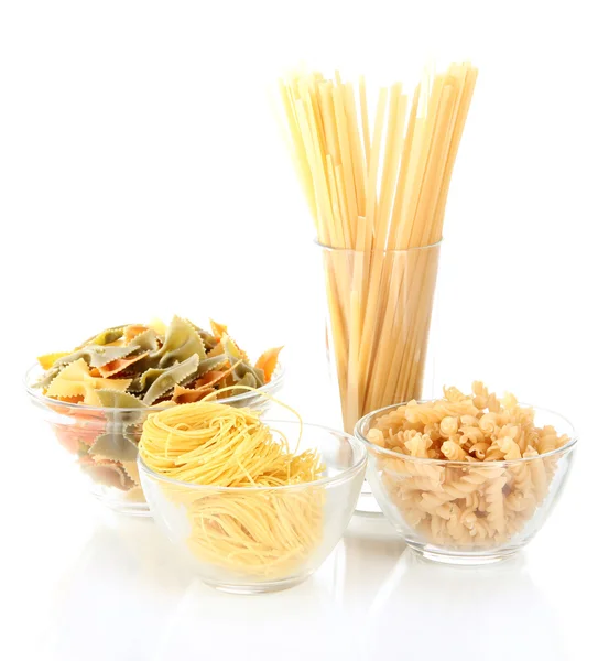 Diferentes tipos de pasta aislada en blanco — Foto de Stock