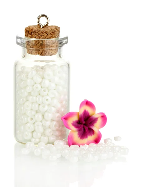Piccola bottiglia piena di perline colorate isolate su bianco — Foto Stock