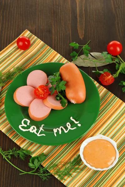 ソーセージ、野菜、木製テーブルの上皿にトマト — ストック写真