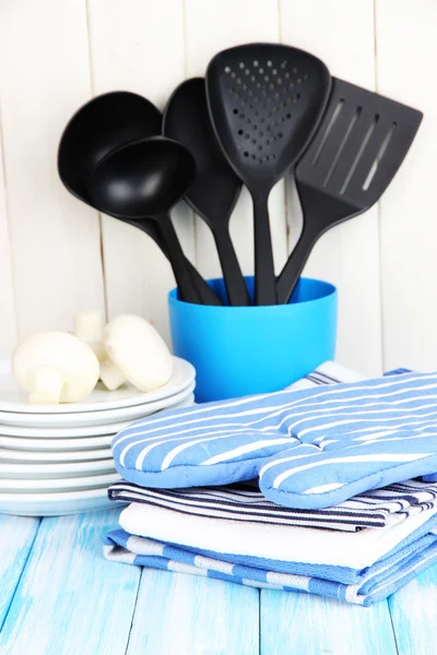 Keuken instellingen: gebruiksvoorwerp, pannenlappen, handdoeken en anders op houten tafel — Stockfoto