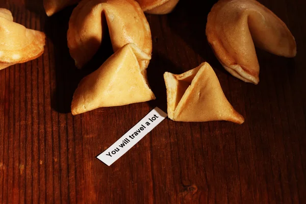 Galletas de la fortuna en mesa de madera — Foto de Stock