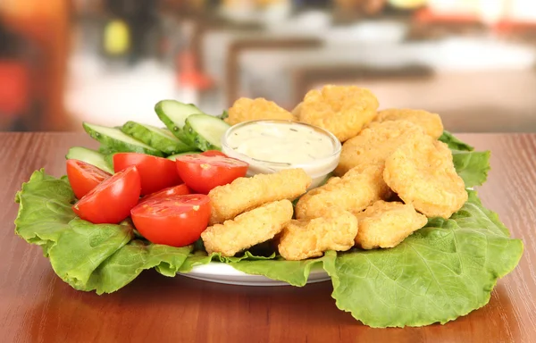 Smażone nuggets z kurczaka z warzywami i sosem na stole w kawiarni — Zdjęcie stockowe