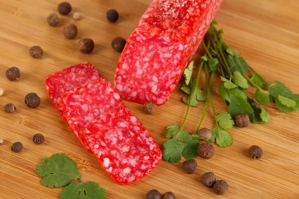 Välsmakande salami på träplatta närbild — Stockfoto