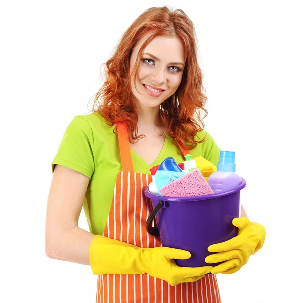 Giovane casalinga con secchio di detergenti, isolata su bianco — Foto Stock