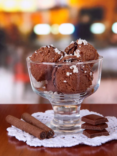 Delicioso helado en la mesa en la cafetería —  Fotos de Stock