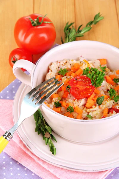 Pyszny ryż z warzywami i ziołami w garnku na drewniany stół szczegół — Zdjęcie stockowe