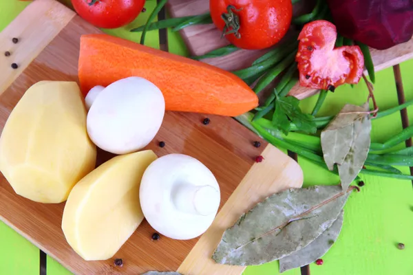 ahşap zemin üzerinde sebze bileşimi