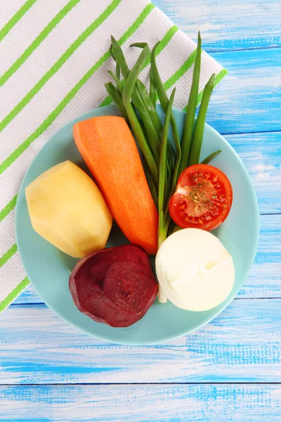 Peeled vegetables on plate on napkin — Stock Photo, Image