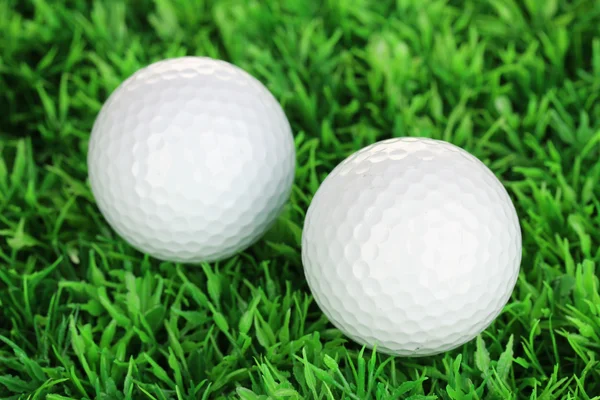 Golfballen op gras close-up — Stockfoto