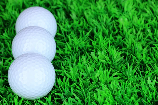 Piłki golfowe na trawie z bliska — Zdjęcie stockowe