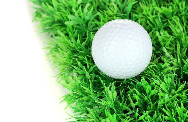 ลูกกอล์ฟบนหญ้าแยกจากสีขาว — ภาพถ่ายสต็อก