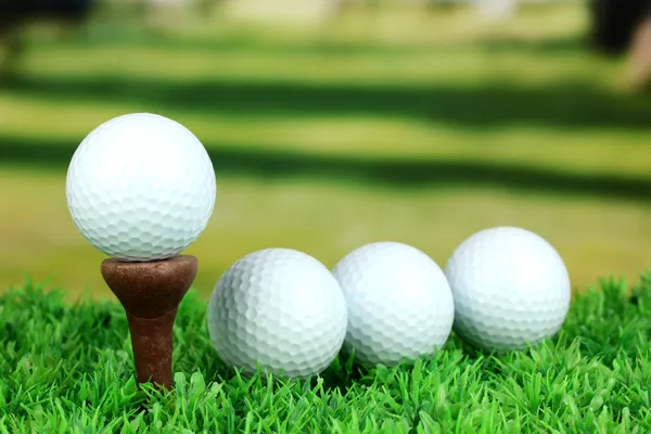 Bolas de golfe na grama ao ar livre perto — Fotografia de Stock