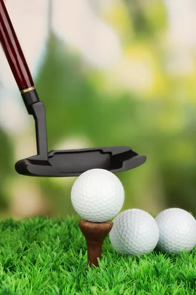 Golfbal en stuurprogramma op groen gras buiten close-up — Stockfoto